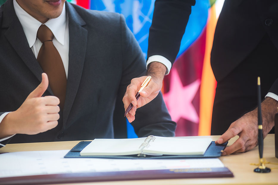 Naciones firmando un tratado comercial